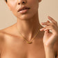Cuello de mujer usando una gargantilla con cadena mini cubana con 3 esferas lisas de 50cm en oro amarillo de 18 quilates de Joyería Caracas. 