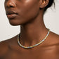 Cuello de mujer usando una gargantilla de resorte bicolor en oro amarillo y blanco de 18 quilates de Joyería Caracas. 