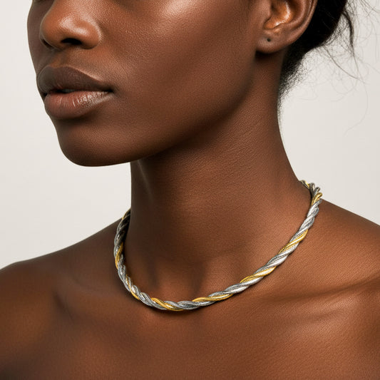 Cuello de mujer usando una gargantilla de resorte bicolor en oro amarillo y blanco de 18 quilates de Joyería Caracas. 