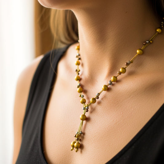 Cuello de mujer usando una gargantilla especial 3 oros de 18 quilates de Joyería Caracas. 