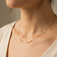 Cuello de mujer usando una gargantilla de esferas 3 oros de 18 quilates de Joyería Caracas. 