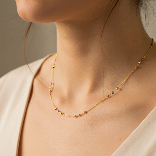 Cuello de mujer usando una gargantilla de esferas 3 oros de 18 quilates de Joyería Caracas. 