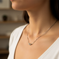 Cuello de mujer usando una gargantilla con cadena en tejido Venecia con 3 esferas facetadas en oro blanco de 18 quilates de Joyería Caracas. 