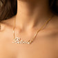 Cuello de mujer usando una gargantilla con cadena de nombre personalizado en oro amarillo de 18 quilates de Joyería Caracas. 