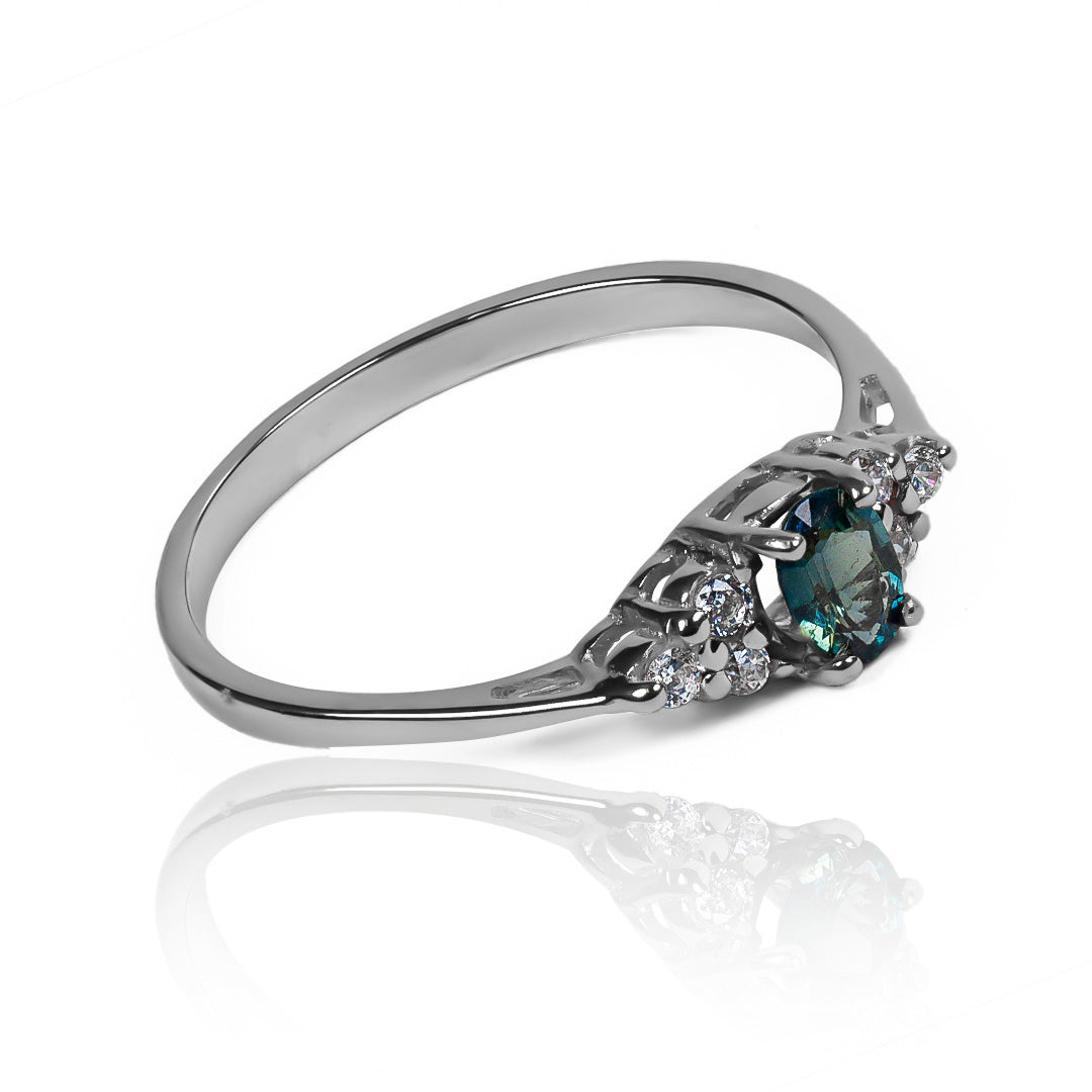 Anillo de compromiso grape zafiro, una pieza de Joyería Caracas con certificación de calidad en oro 18k. Esta elegante joya cuenta con garantía para toda la vida.