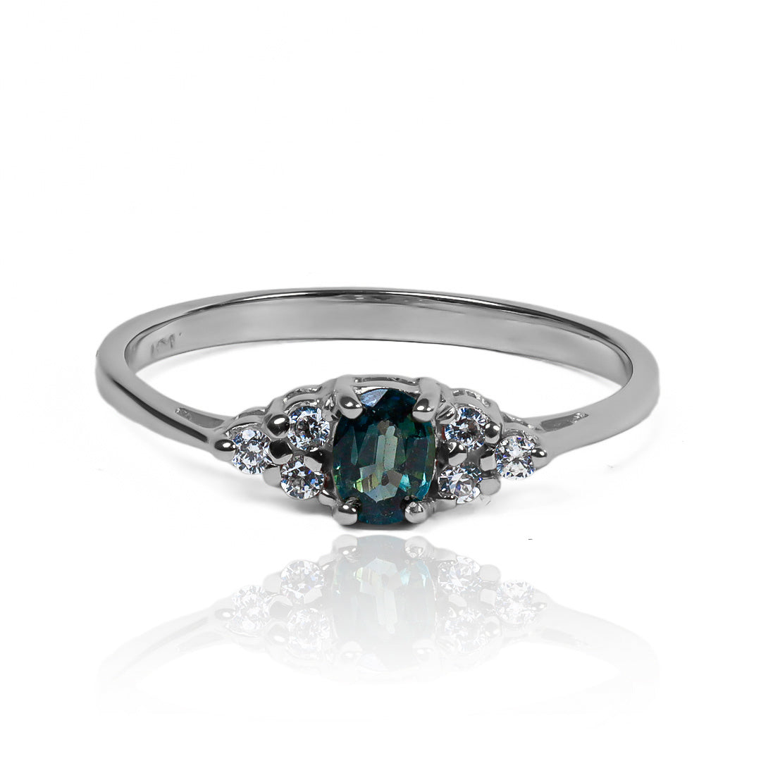 Anillo de compromiso grape zafiro, una pieza de Joyería Caracas con certificación de calidad en oro 18k. Esta elegante joya cuenta con garantía para toda la vida.