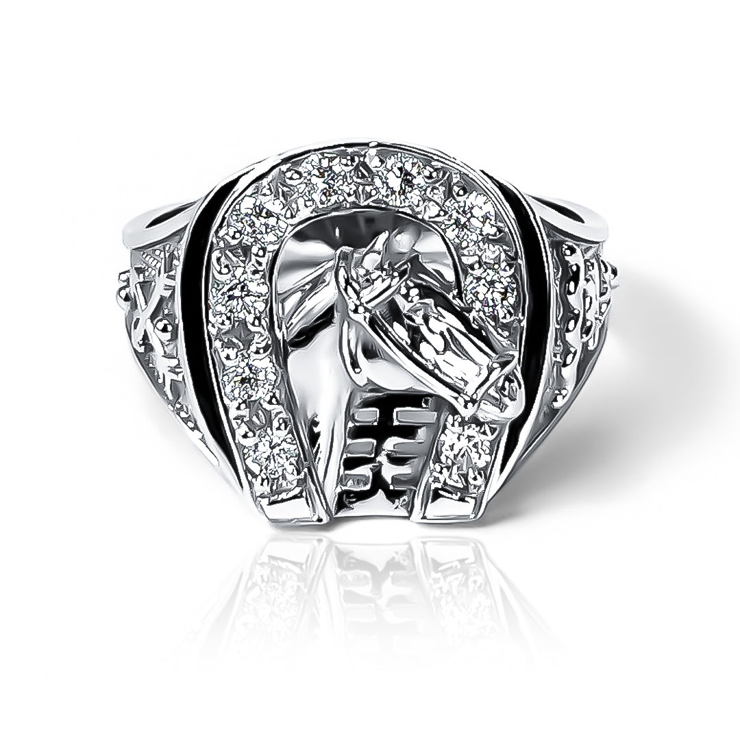 Anillo Caballo herradura de Joyería Caracas está diseñado en oro 18k, asegurando una calidad y elegancia duradera. Con un diseño clásico en forma de herradura.