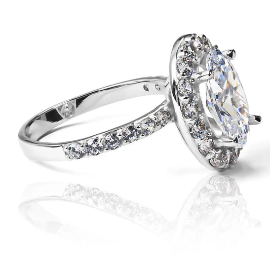 Anillo de compromiso Isabel Queen. Hecho en oro 18k con certificado de calidad y garantía de por vida, esta joya de Joyería Caracas es la elección perfecta.