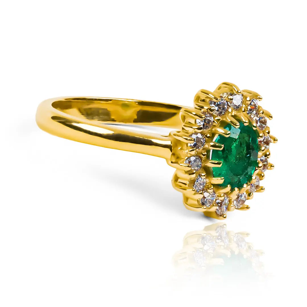 Anillo de compromiso Lady Esmeralda, elaborada en oro 18k y certificada por su durabilidad y elegancia. Con un diseño exclusivo de Joyería Caracas.
