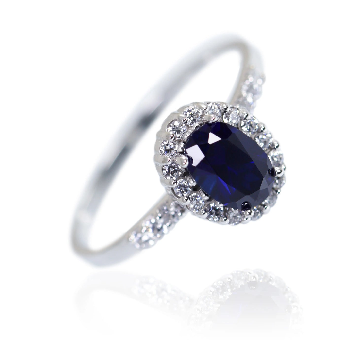 Anillo de compromiso Lady Classic S. Hecho a mano en Joyería Caracas en oro de 18k viene con certificado de calidad y garantía de por vida.