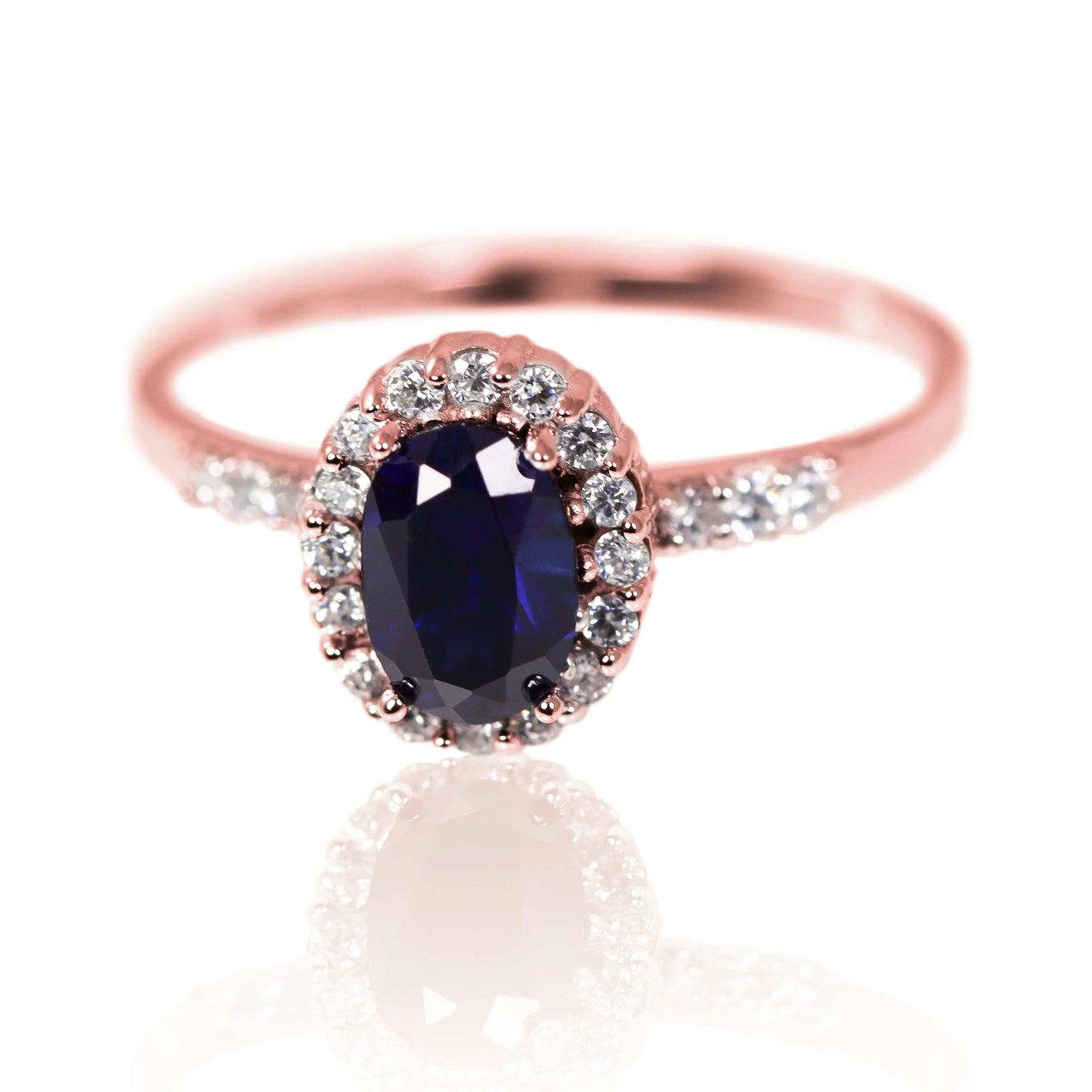 Anillo de compromiso Lady Classic S. Hecho a mano en Joyería Caracas en oro de 18k viene con certificado de calidad y garantía de por vida.