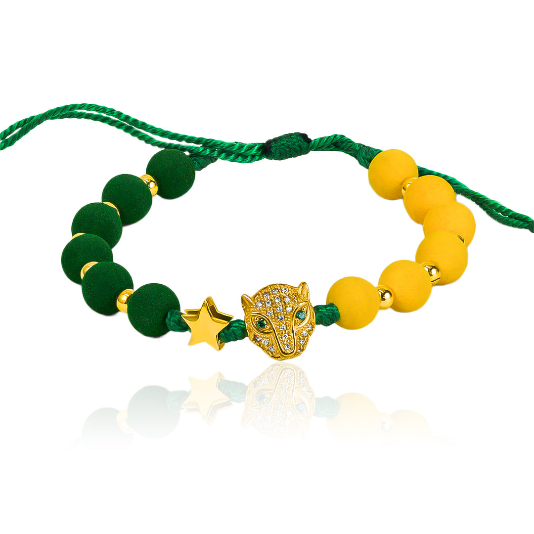 Pulsera Leopardo Campeón de Joyería Caracas está confeccionada en oro 18k y cuenta con hilo terlenca y bisutería de calidad. Con garantía de por vida y sin costo adicional.