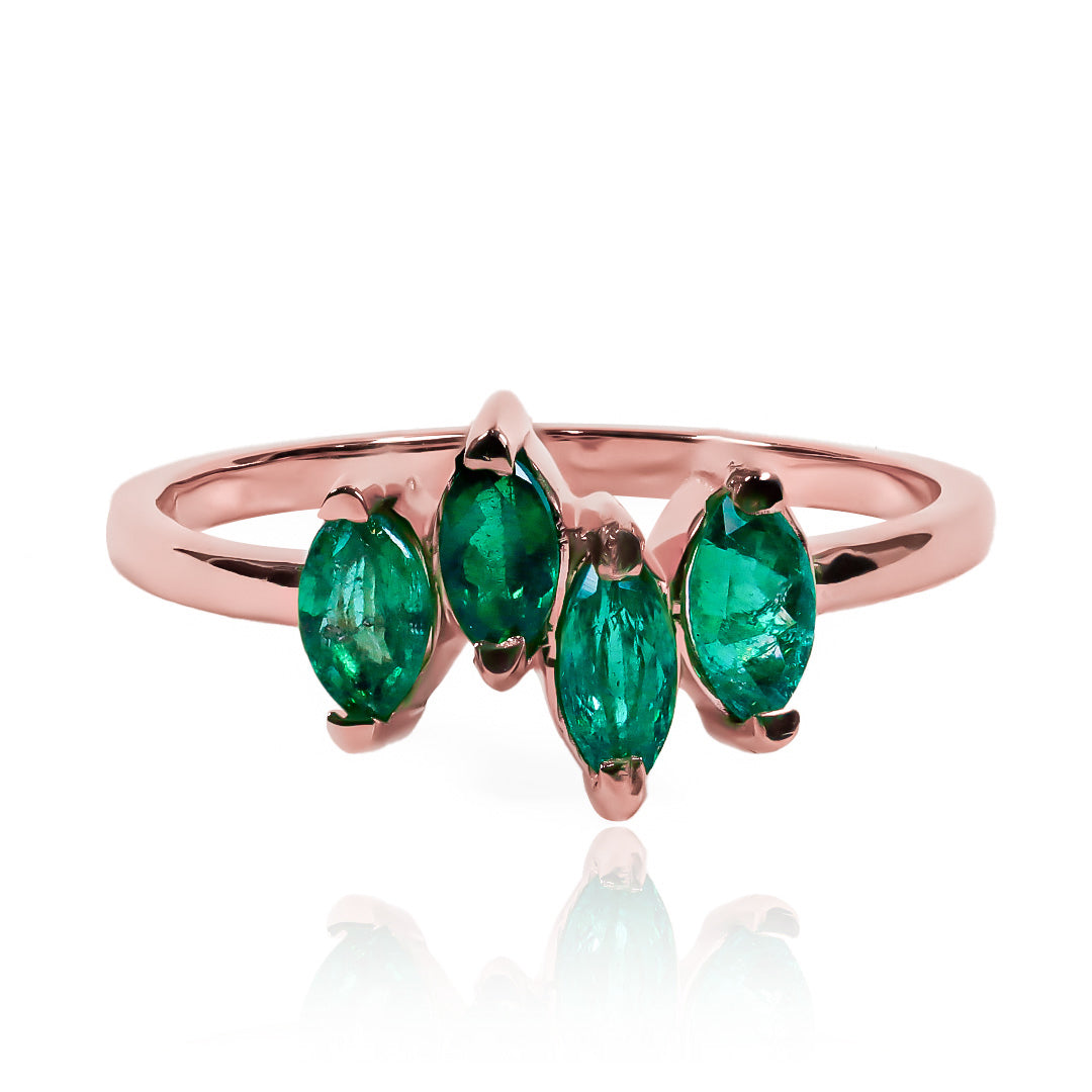 Anillo marquise quad emerald. Fabricado en oro 18k, esta joya de Joyería Caracas te hará sentir elegante y sofisticada. Disfruta de la belleza de los colores y la calidad.