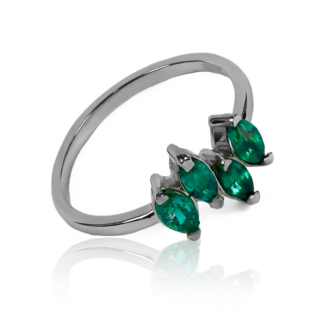 Anillo marquise quad emerald. Fabricado en oro 18k, esta joya de Joyería Caracas te hará sentir elegante y sofisticada. Disfruta de la belleza de los colores y la calidad.