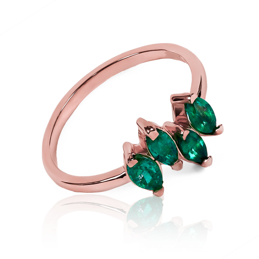 Anillo marquise quad emerald. Fabricado en oro 18k, esta joya de Joyería Caracas te hará sentir elegante y sofisticada. Disfruta de la belleza de los colores y la calidad.