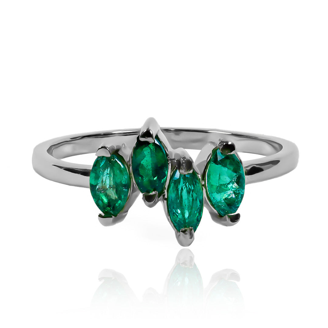 Anillo marquise quad emerald. Fabricado en oro 18k, esta joya de Joyería Caracas te hará sentir elegante y sofisticada. Disfruta de la belleza de los colores y la calidad.