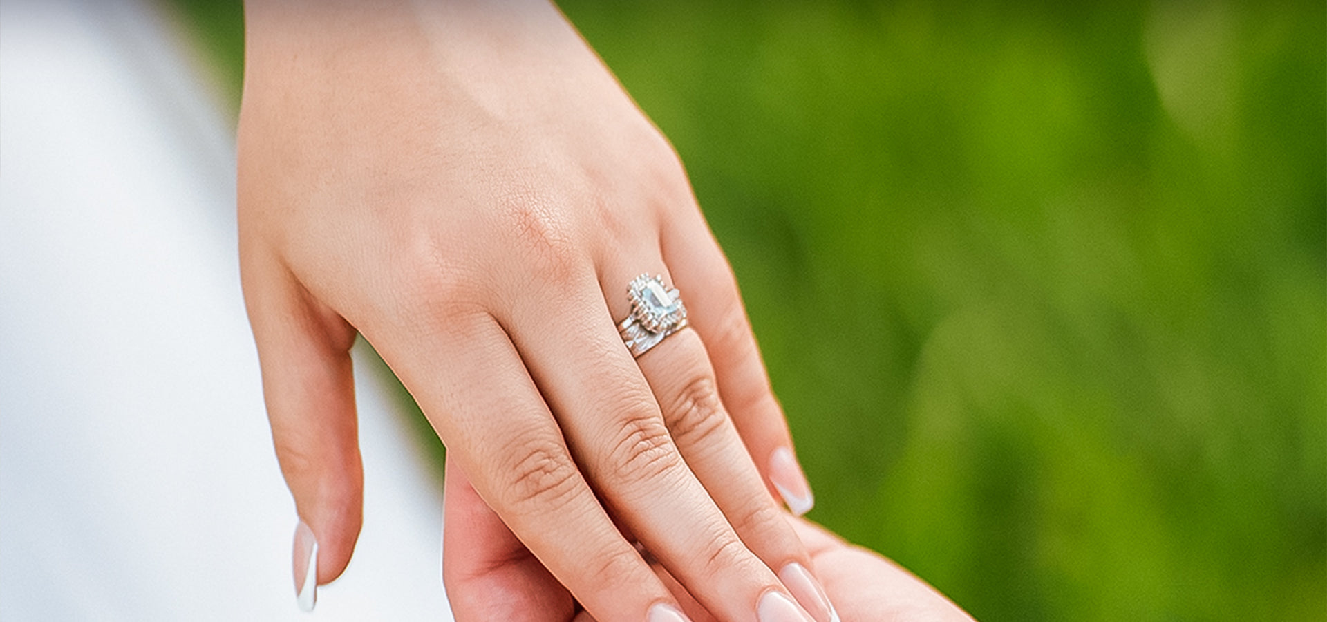 manos de esposos con anillos con diamantes