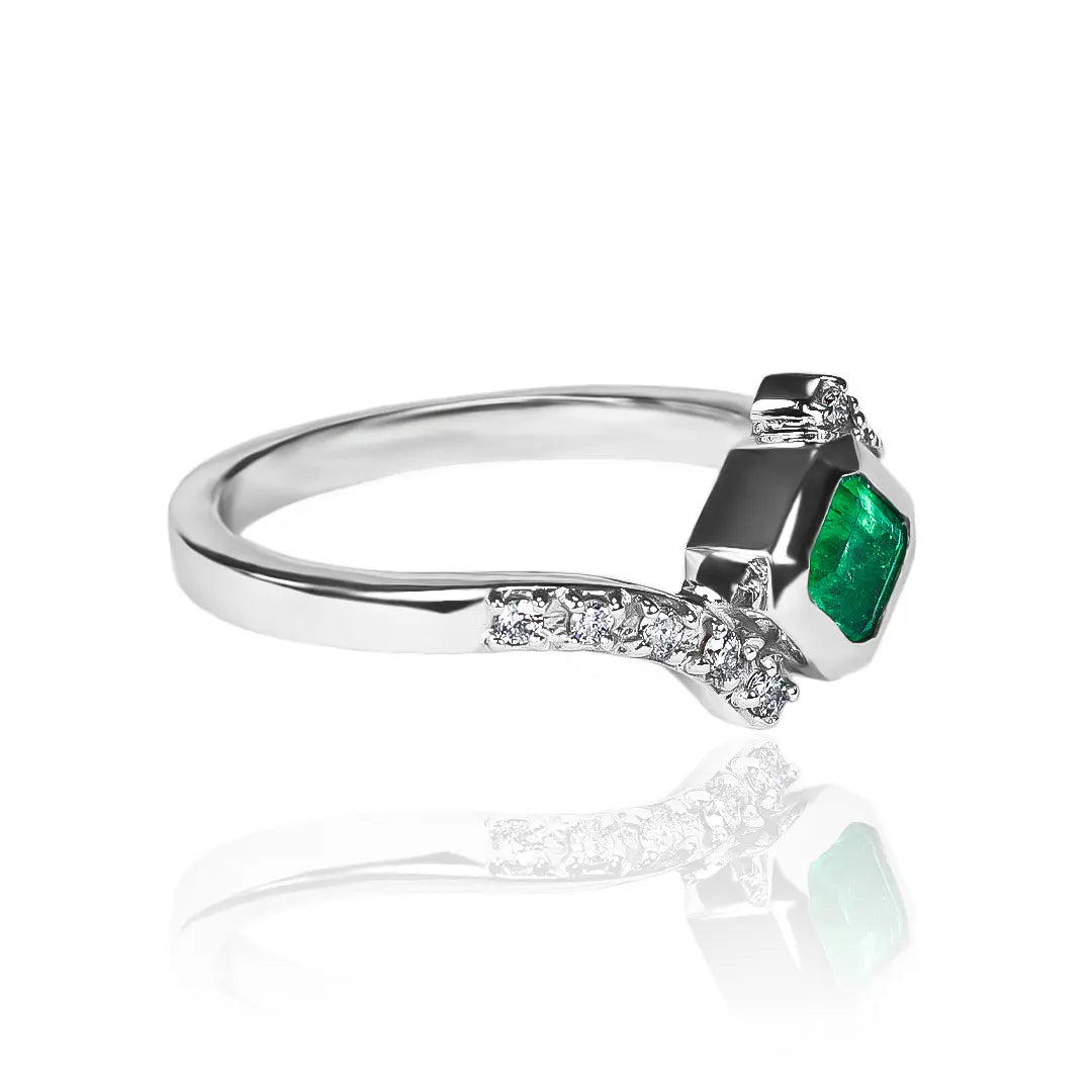 Anillo de compromiso emerald &amp; diamonds in arms es una verdadera joya. Hecho con oro 18k, diseño de Joyería Caracas es un símbolo con certificado de calidad y garantía para toda la vida.