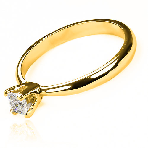 Anillo de compromiso pirámide square. Confeccionado con joyería caracas, en oro 18 k premium y certificado de calidad y garantía vitalicia.