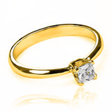 Anillo de compromiso pirámide square. Confeccionado con joyería caracas, en oro 18 k premium y certificado de calidad y garantía vitalicia.