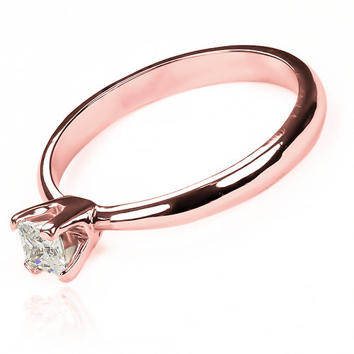 Anillo de compromiso pirámide square. Confeccionado con joyería caracas, en oro 18 k premium y certificado de calidad y garantía vitalicia.