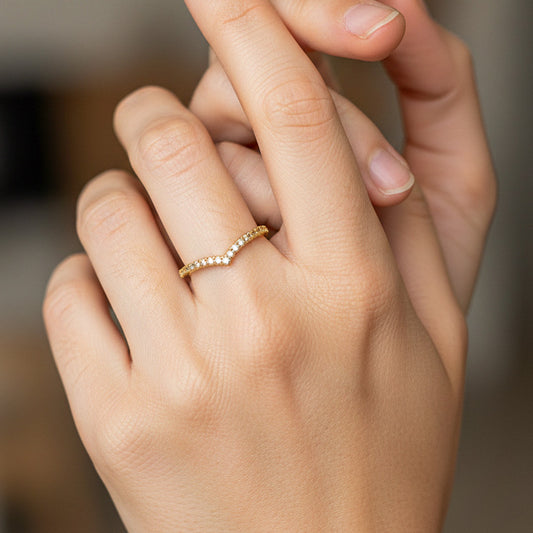 Mano de modelo usando una pisargolla en oro amarillo de 18 quilates con cristales de Joyería Caracas. 
