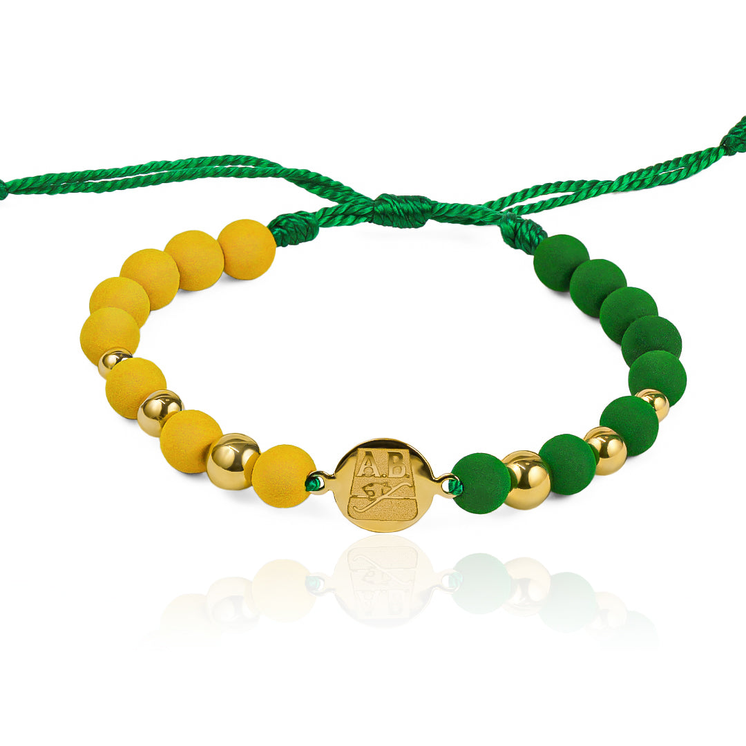 Pulsera Placa AB Personalizada de Joyería Caracas está hecha en oro 18k, con detalles en hilo coreano y bisutería de calidad. Con garantía de por vida.