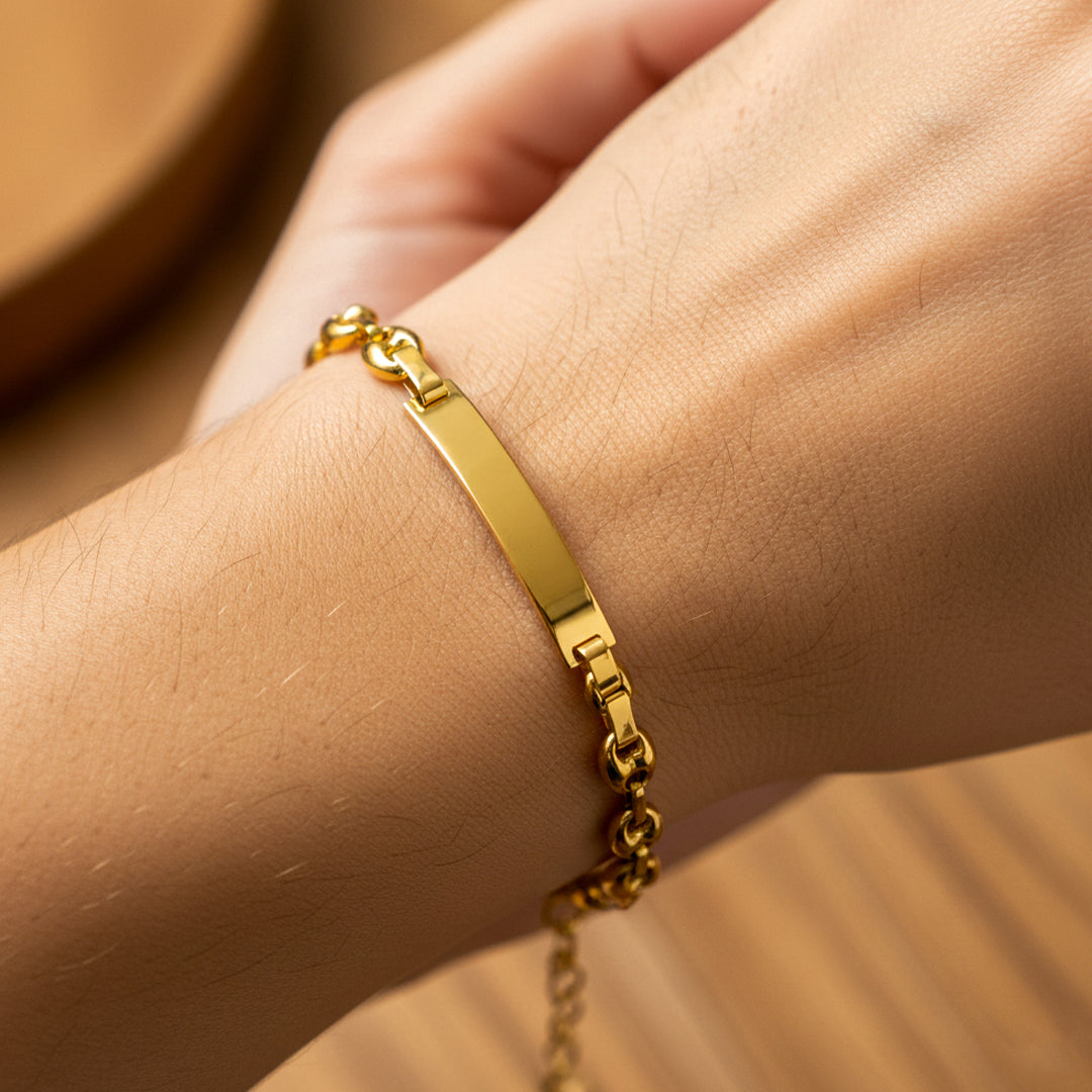 Mano de mujer usando una pulsera en tejido Calabrote con esclava lisa en oro amarillo de 18 quilates de Joyería Caracas. 