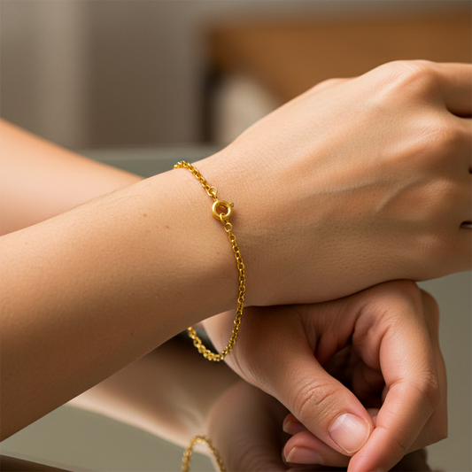 Mano de mujer usando una pulsera en tejido Classic Rolón en oro amarillo de 18 quilates de Joyería Caracas. 
