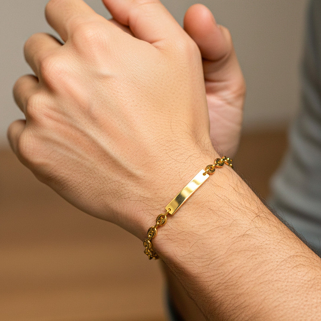 Mano de hombre usando una pulsera esclava en tejido calabrote en oro amarillo de 18 quilates de Joyería Caracas. 