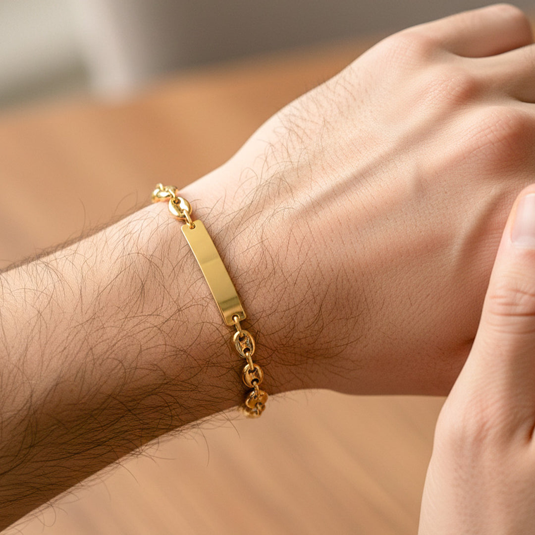 Mano de hombre usando una pulsera esclava en tejido calabrote en oro amarillo de 18 quilates de Joyería Caracas. 