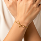 Mano de mujer usando una pulsera en tejido Bismarck con herraje de estetoscopio en oro amarillo de 18 quilates de Joyería Caracas.