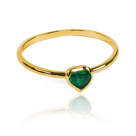 Anillo de compromiso excepcionalmente elegante, adornado con un corazón de esmeralda. Hecho en oro de 18 quilates de la prestigiosa Joyería Caracas.