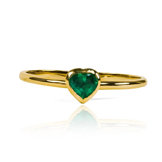 Anillo de compromiso excepcionalmente elegante, adornado con un corazón de esmeralda. Hecho en oro de 18 quilates de la prestigiosa Joyería Caracas.