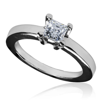 Anillo square, fabricado en oro de 18k por Joyería Caracas y cuenta con un certificado de calidad y garantía de por vida.