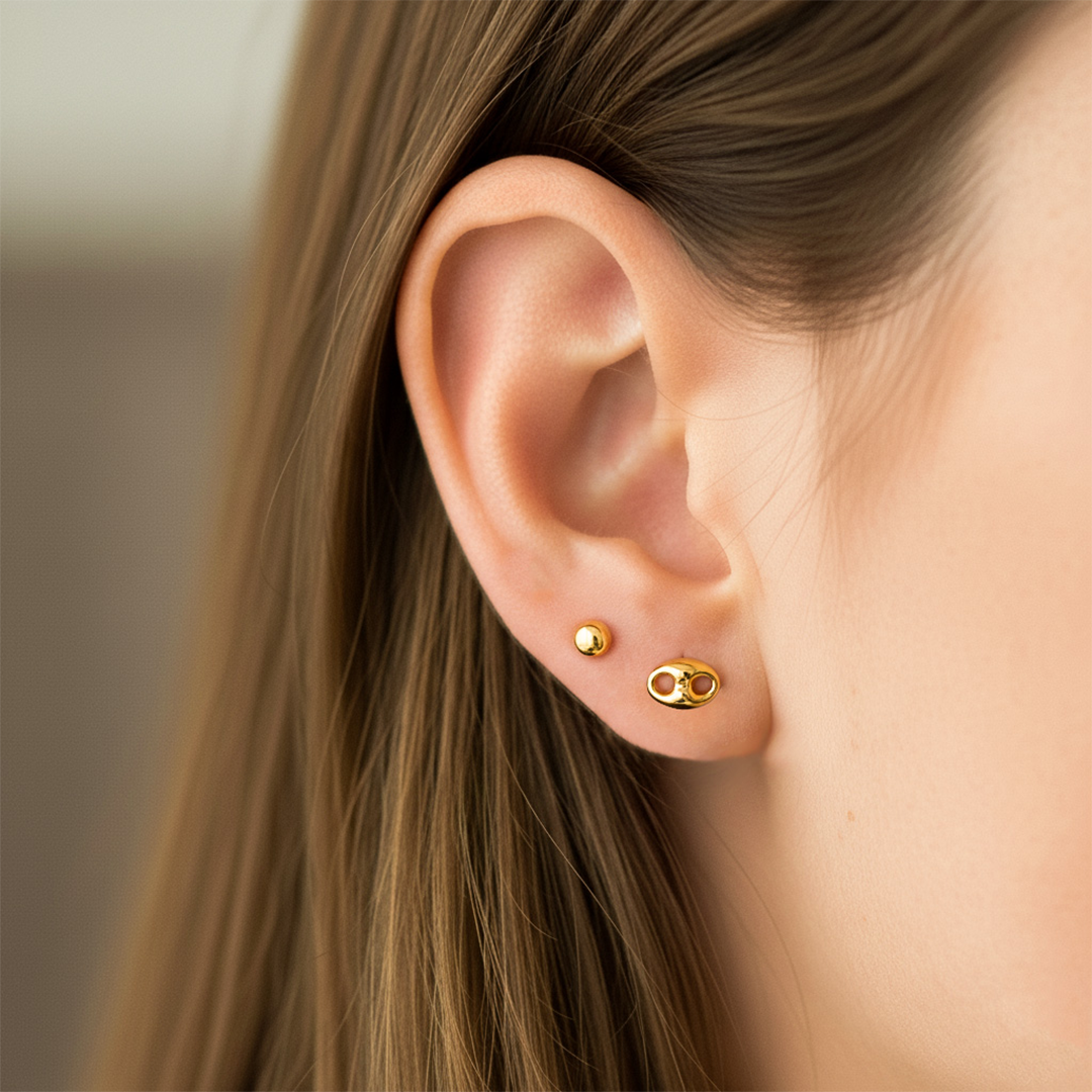 Oreja de modelo usando un topito de calabrote en oro amarillo de 18 quilates de Joyería Caracas. 