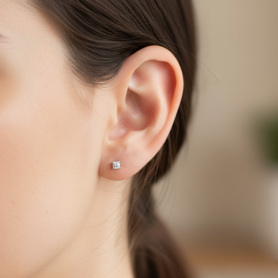 Oreja de modelo usando un topito princess con Diamantes en oro blanco de 18 quilates de Joyería Caracas.