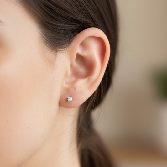 Oreja de modelo usando un topito princess con Diamantes en oro blanco de 18 quilates de Joyería Caracas.
