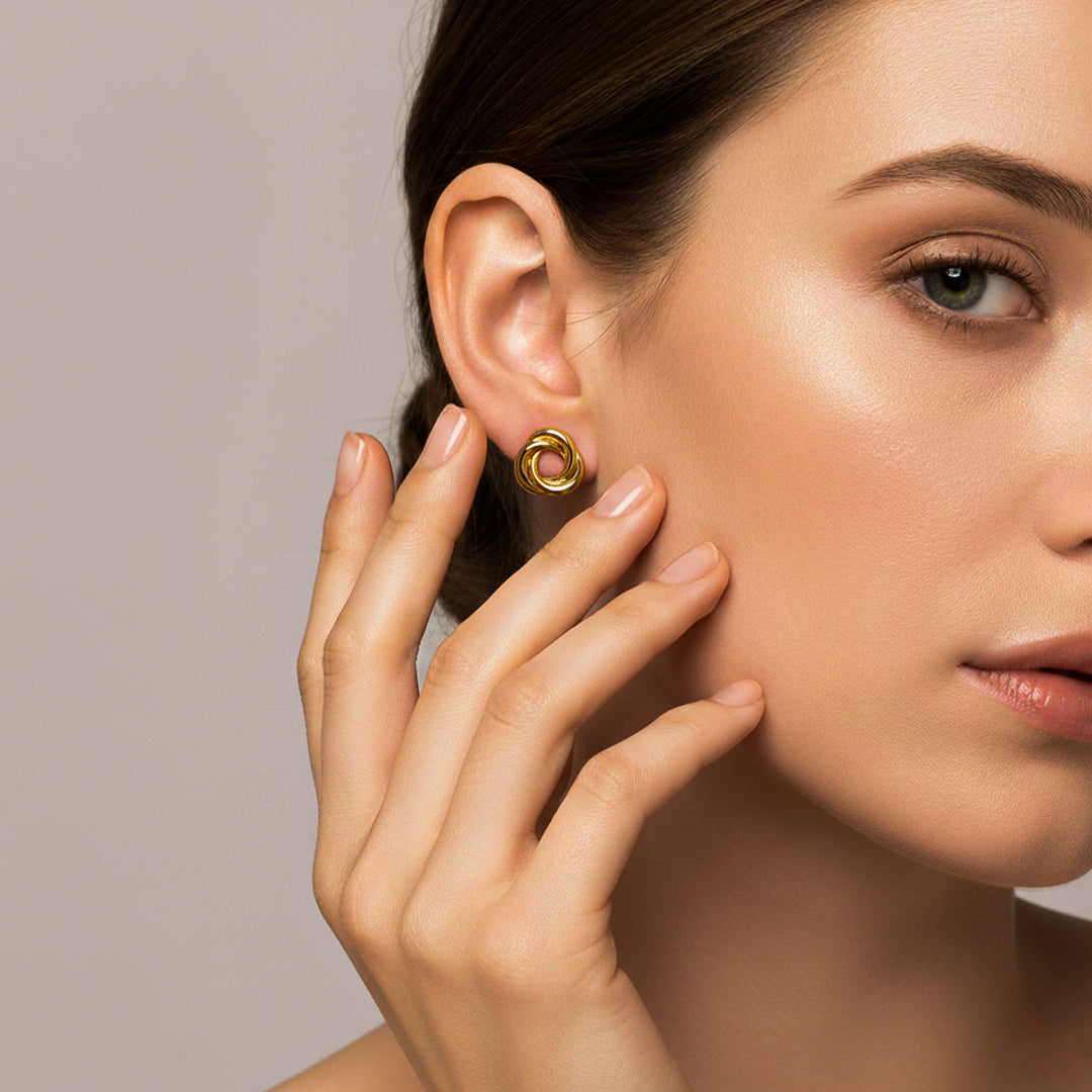 Oreja de modelo usando un topito en forma de espiral en oro amarillo de 18 quilates de Joyería Caracas.