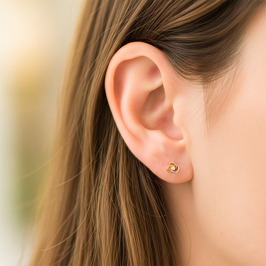 Oreja de modelo usando un topito en forma de espiral 3 oros de 18 quilates de Joyería Caracas. 