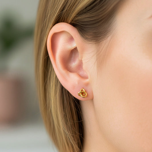 Oreja de modelo usando un topito en forma de espiral en oro amarillo de 18 quilates de Joyería Caracas. 