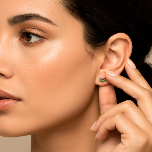 Oreja de modelo usando un topito en forma de Sandia en oro amarillo de 18 quilates con cristales de Joyería Caracas. 