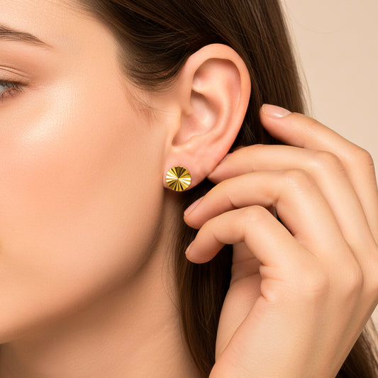 Oreja de modelo usando un topito redondo diamantado en oro amarillo de 18 quilates de Joyería Caracas. 