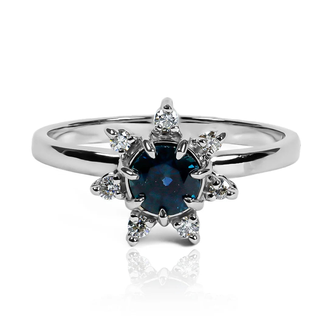 Anillo de compromiso flower, adornado con diamantes y zafiro. Hecho en oro 18k de Joyería Caracas, con certificado de calidad y garantía de por vida.