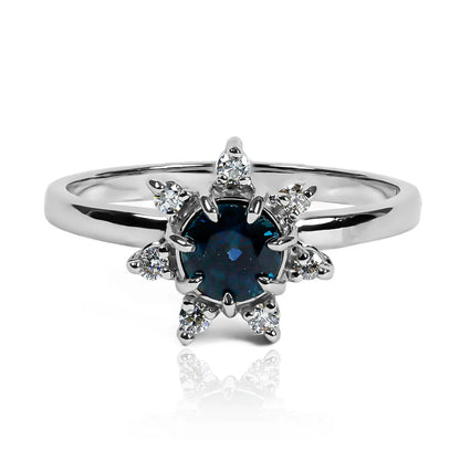 Anillo de compromiso flower, adornado con diamantes y zafiro. Hecho en oro 18k de Joyería Caracas, con certificado de calidad y garantía de por vida.