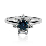 Anillo de compromiso flower, adornado con diamantes y zafiro. Hecho en oro 18k de Joyería Caracas, con certificado de calidad y garantía de por vida.