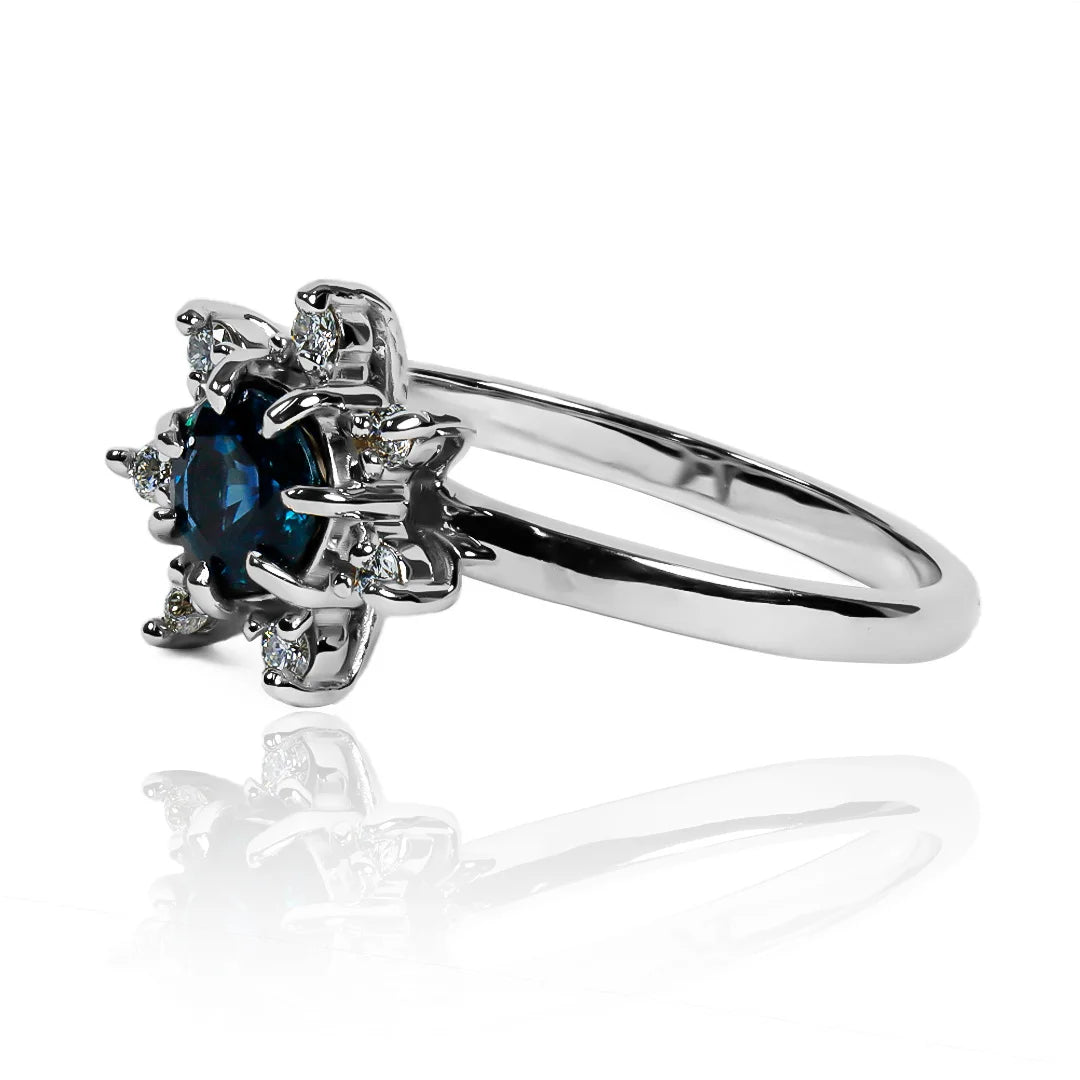 Anillo de compromiso flower, adornado con diamantes y zafiro. Hecho en oro 18k de Joyería Caracas, con certificado de calidad y garantía de por vida.